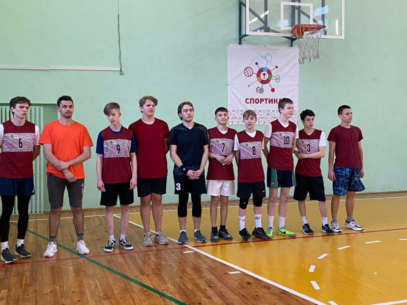 21 апреля завершились соревнования по волейболу  среди юношей  общеобразовательных школ города.